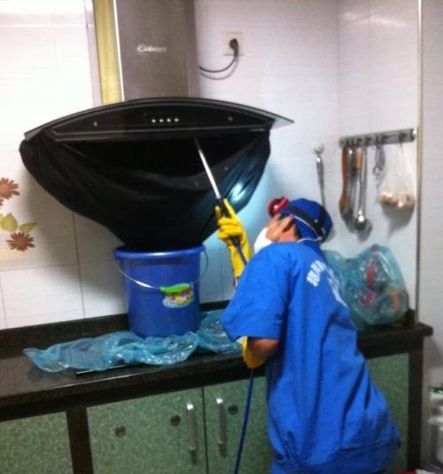 如何省钱清洗福州大型油烟机（福州大型油烟机清洗的省钱技巧和注意事项）