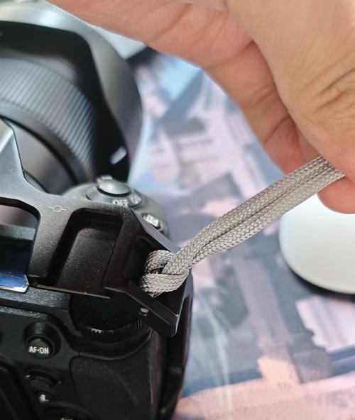 相机侧边挂绳的正确穿法？穿挂绳时应注意什么？